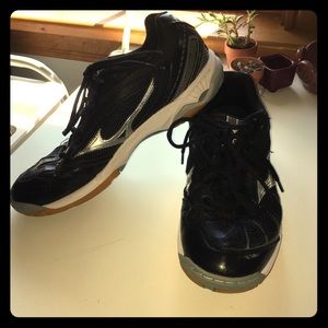 Mizumo volleyball sneakers size 10